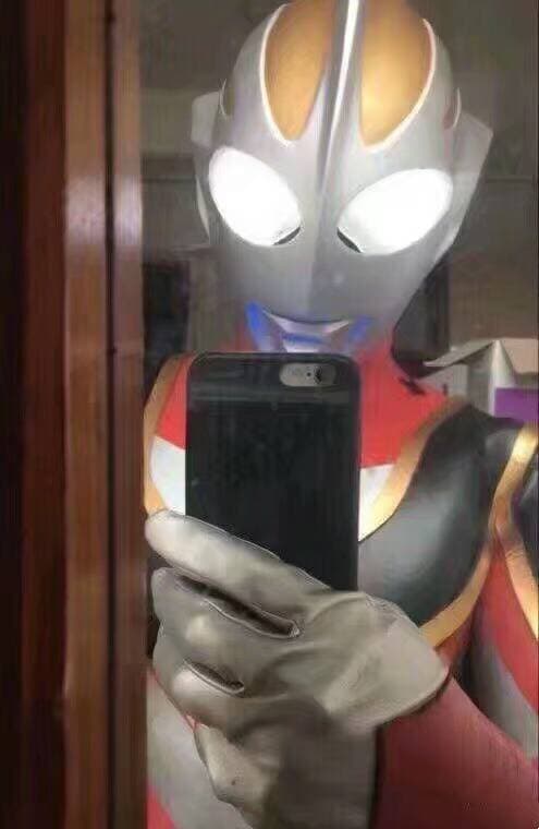 奥特曼玩手机
