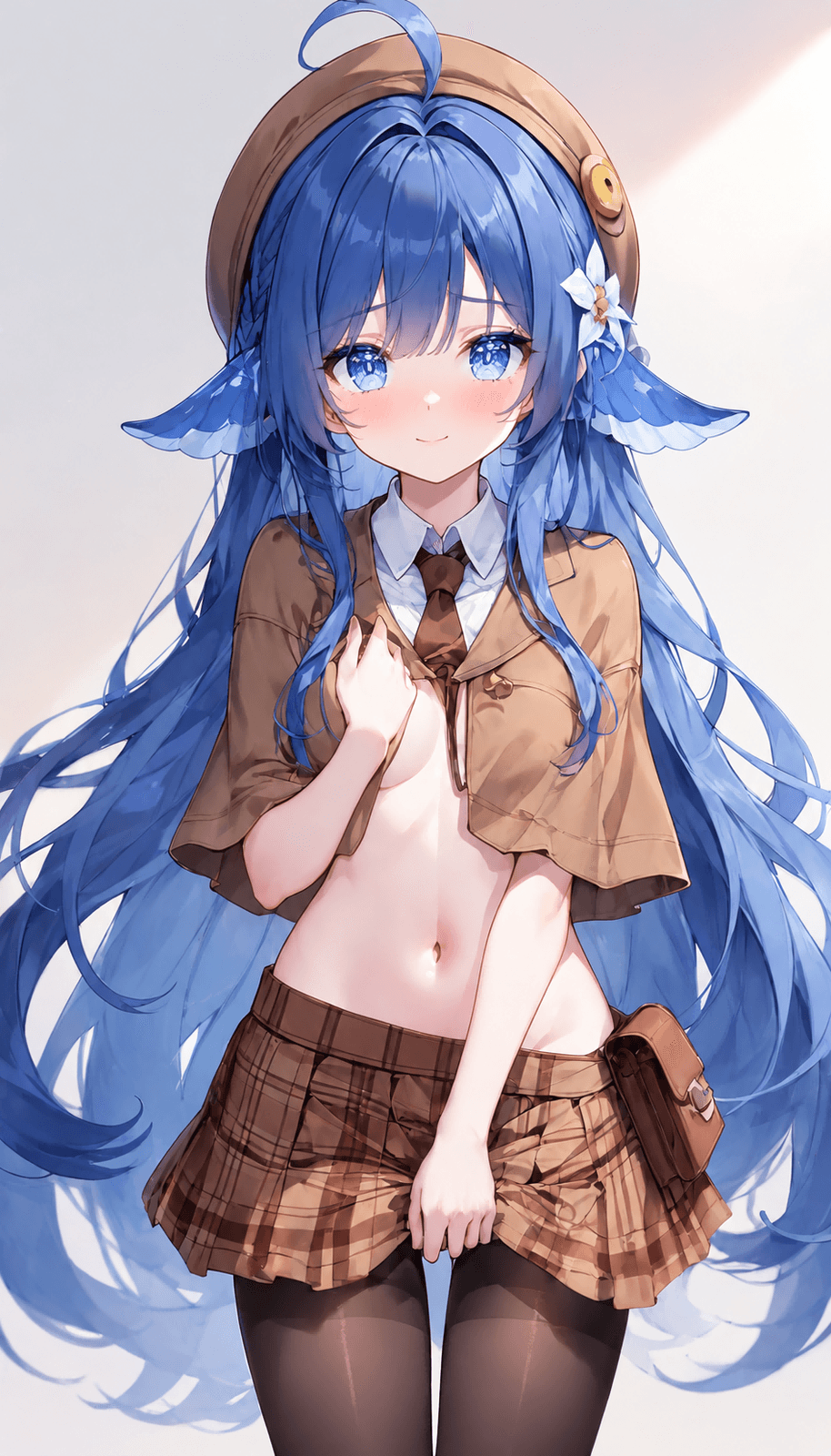 探险装蓝发少女的羞涩微笑